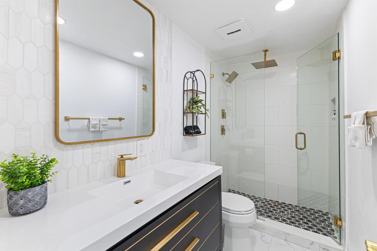 the Ensuite is fitted w/ gold fixtures