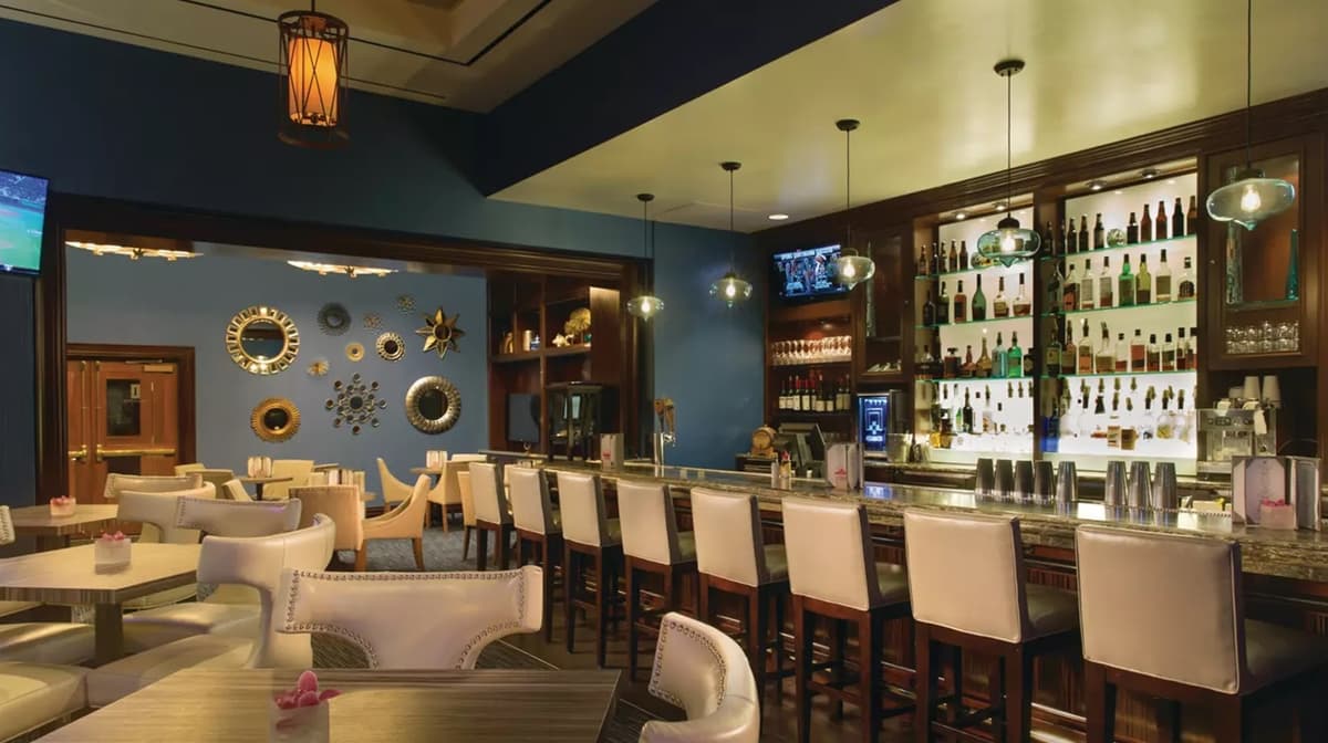 Unwind with craft cocktails just steps from your suite at the Signature’s stylish lobby bar in Tower 1🍸